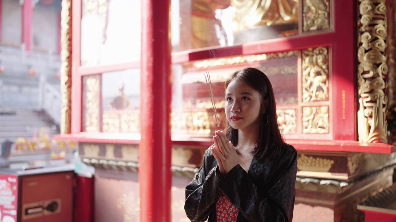 在中国新年拜佛的妇女视频素材
