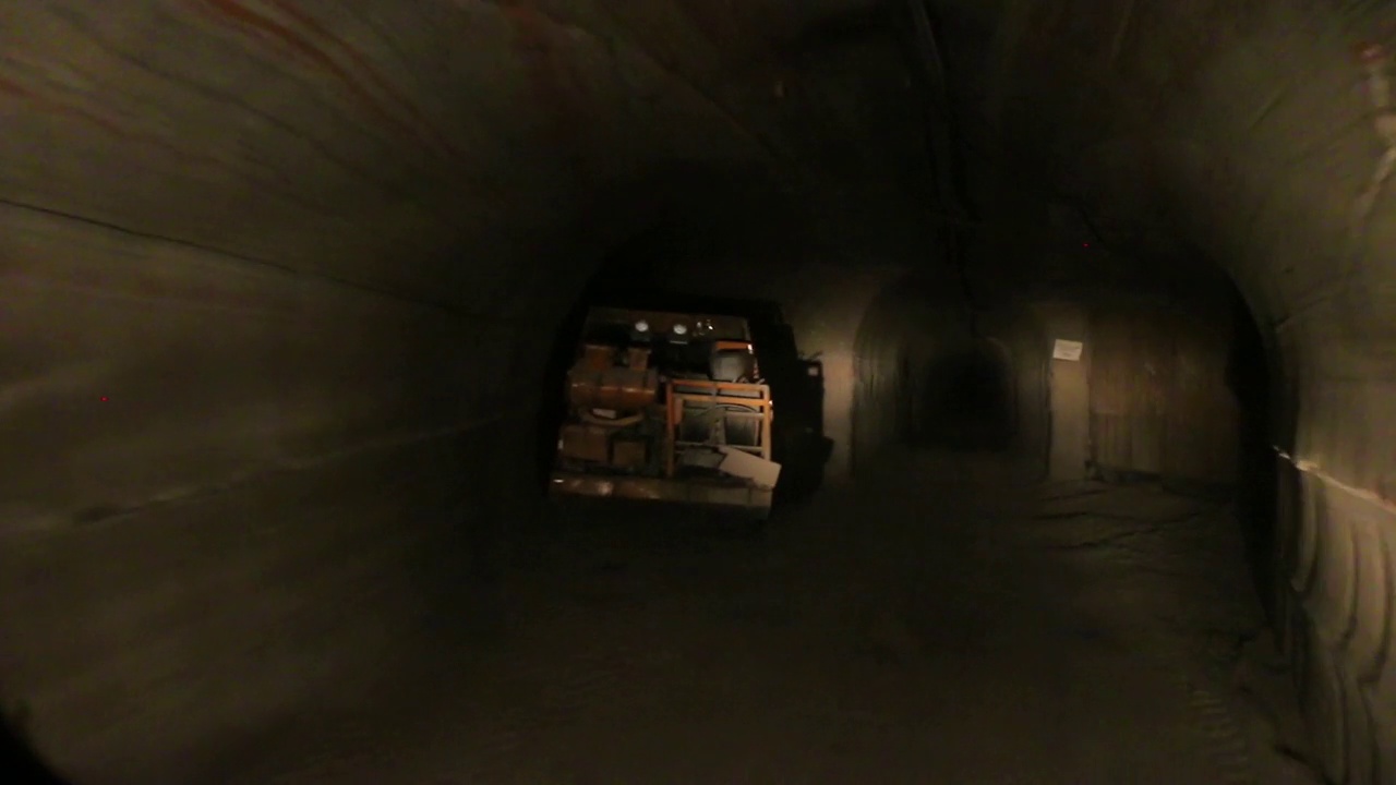 在隧道中移动，在矿井中提取钾盐视频下载