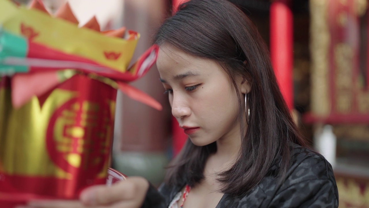 在中国新年拜佛的妇女视频下载