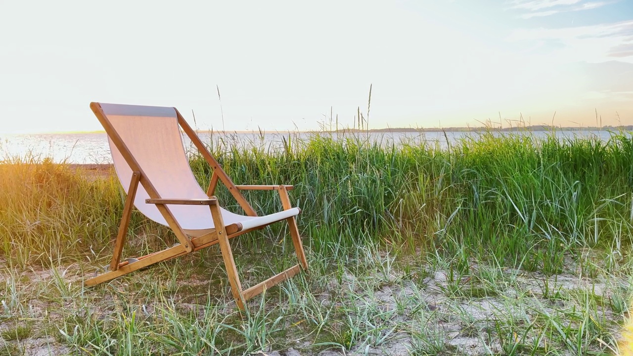 日落时分在海边的躺椅上视频素材