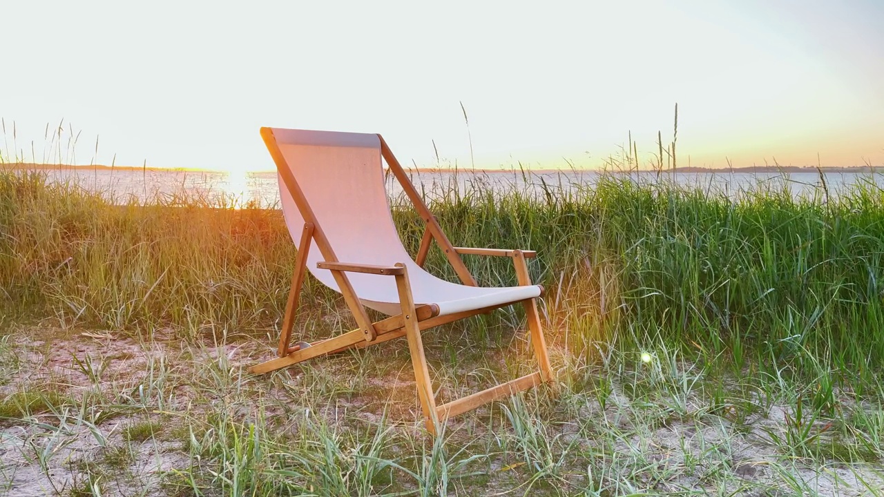 日落时分在海边的躺椅上视频素材