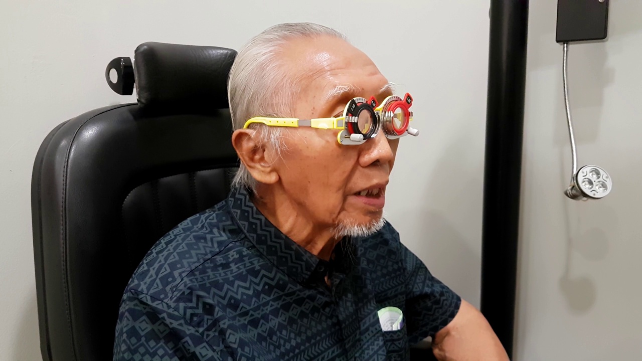 一位老人在诊所里做视力检查视频下载