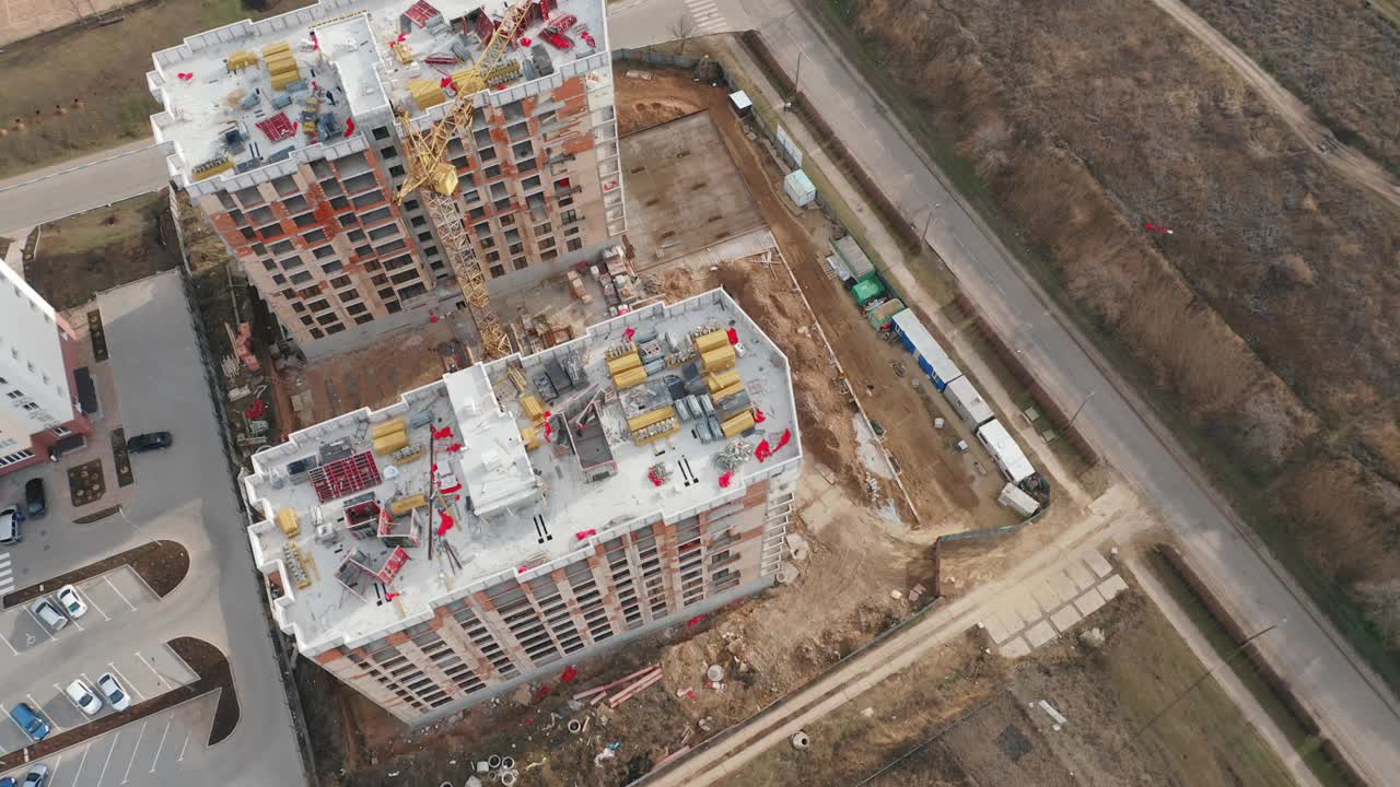 城市中两座住宅建筑的建筑工地俯视图。视频下载