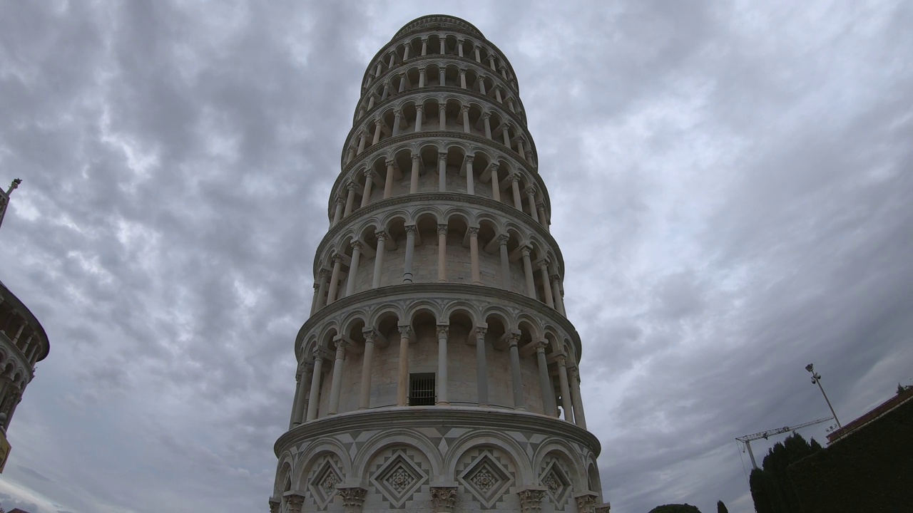 比萨斜塔，意大利的旅游目的地。钟塔位于比萨大教堂的后面。视频下载