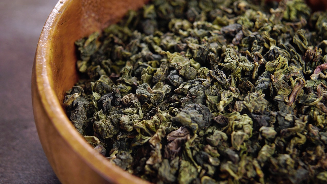 中国传统的干绿茶叶在乡村木碗视频下载