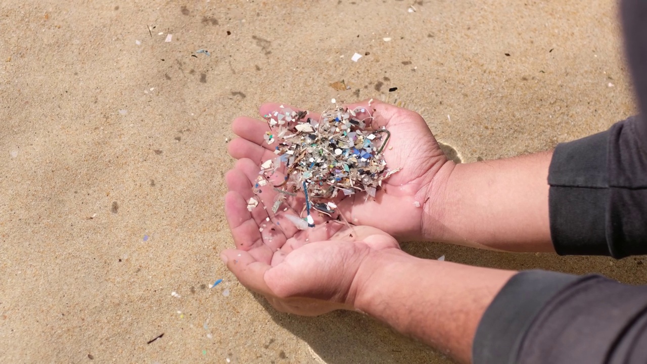 漂浮在海水中的小塑料碎片，也被称为微塑料污染。视频下载