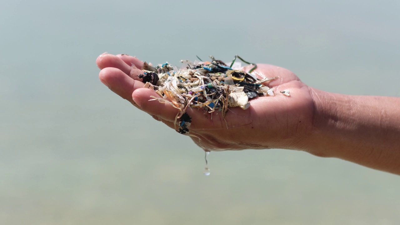海洋塑料污染是当今最严重的环境污染问题之一视频下载