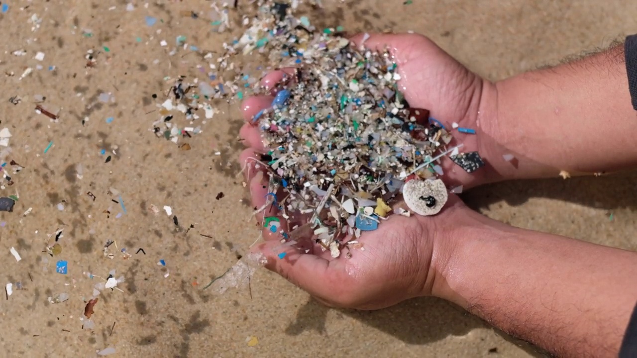 漂浮在海水中的小塑料碎片，也被称为微塑料污染。视频下载