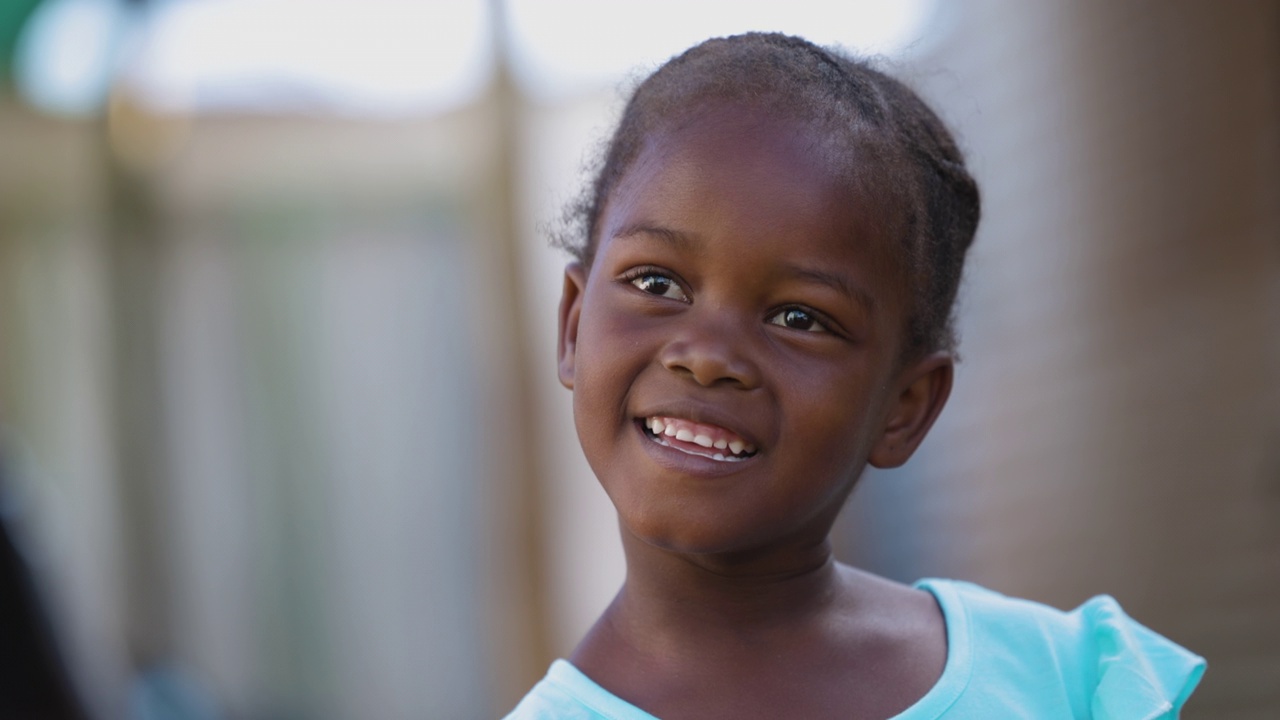 可爱的微笑害羞的特写非洲小镇女孩视频素材