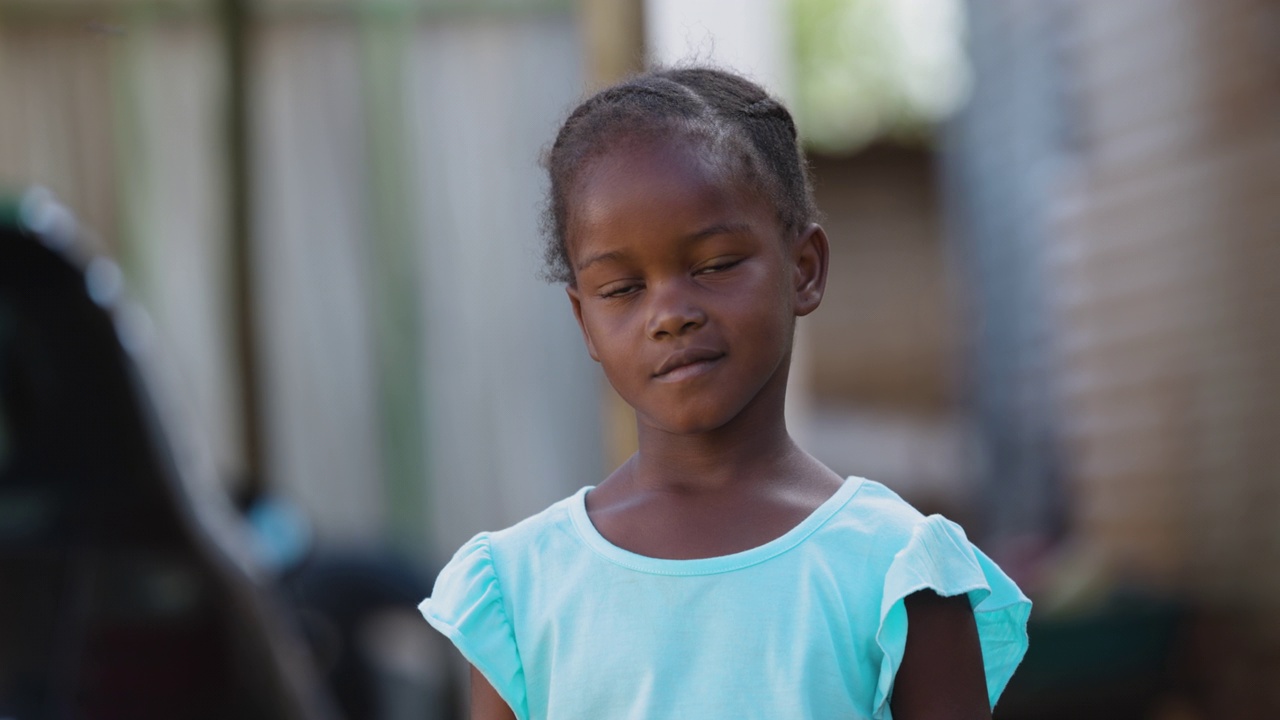 可爱的微笑害羞的特写非洲小镇女孩视频素材