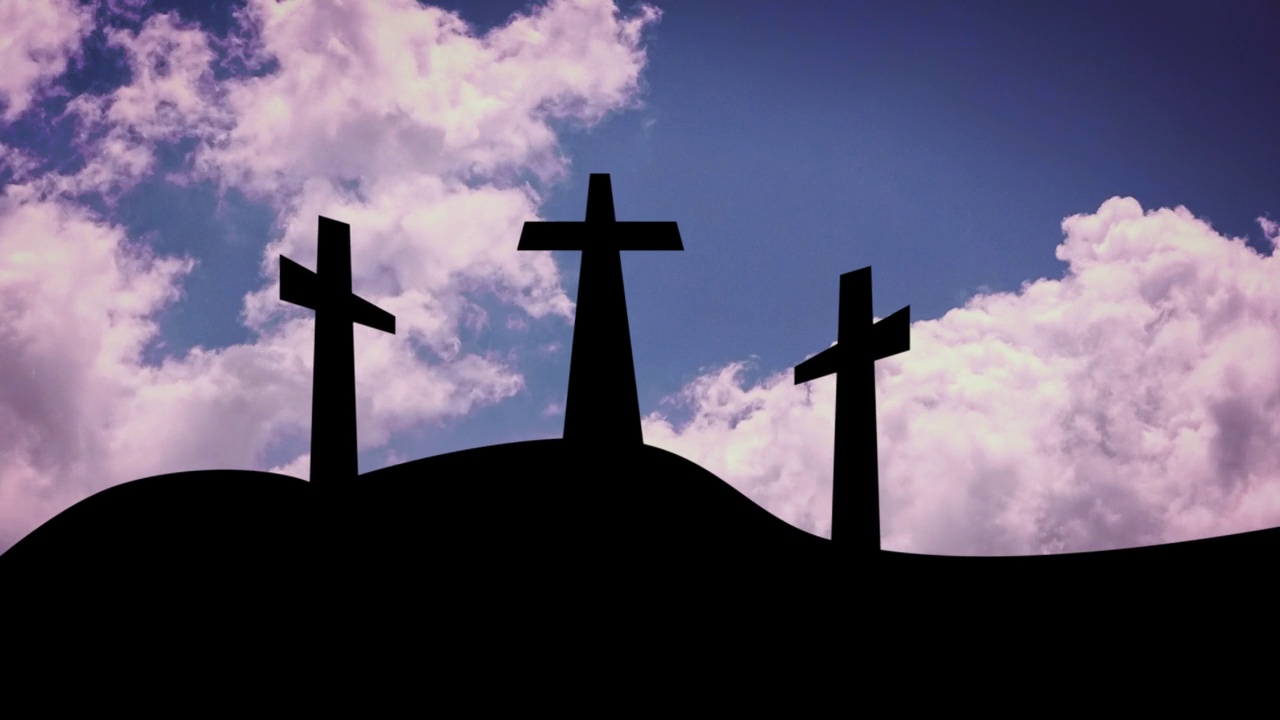 耶稣被钉死在十字架上，乌云密布。山上有三个十字架视频素材