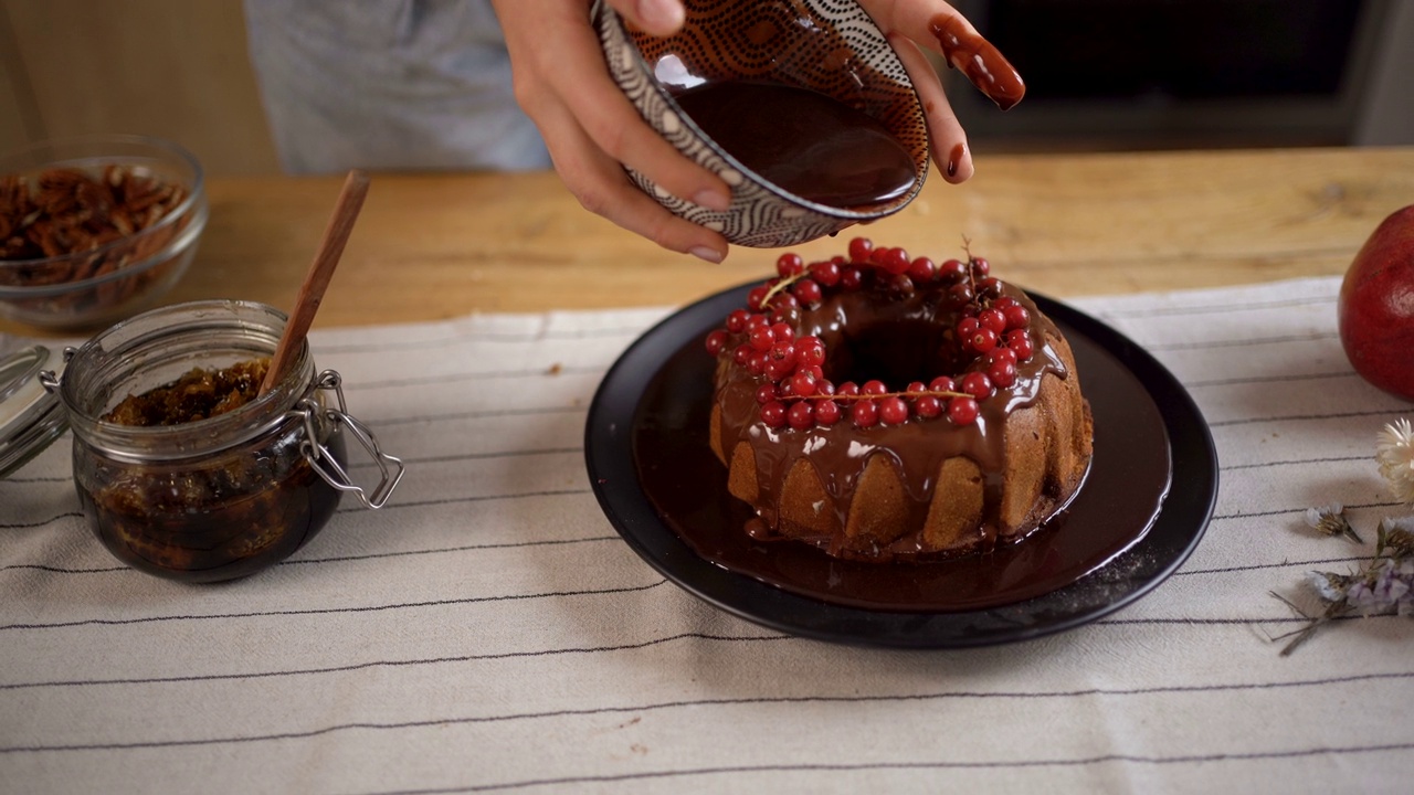 女人把融化的巧克力倒进蛋糕里视频素材