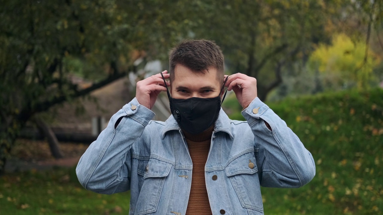 男子戴着防护口罩，防止病毒疾病传播视频下载