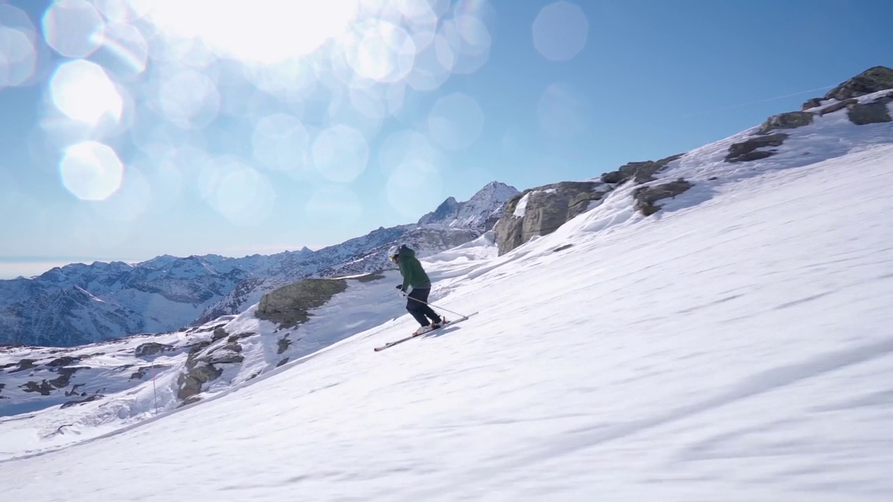 专业滑雪教练在意大利阿尔卑斯山进行速度滑雪(蒙特罗莎)视频素材