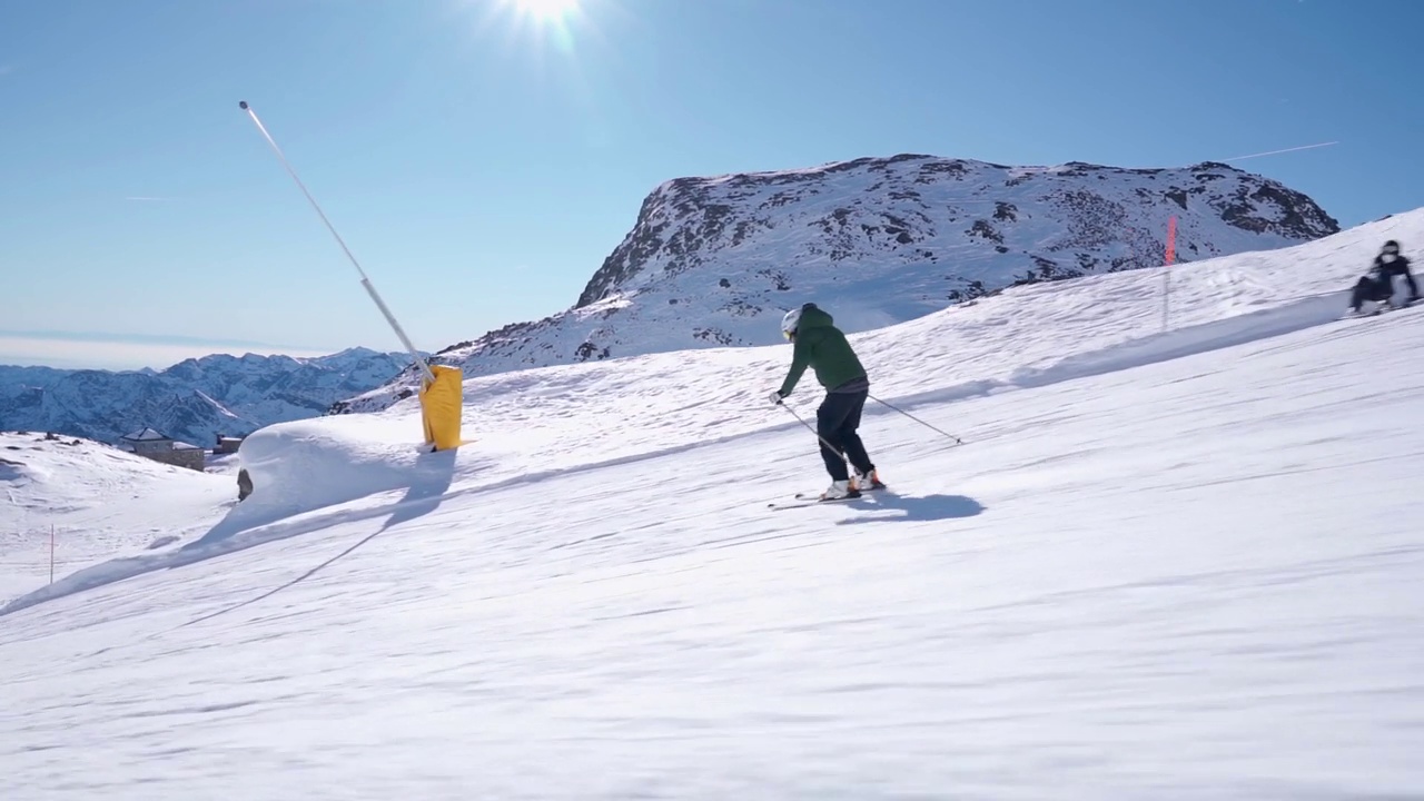 专业滑雪教练在意大利阿尔卑斯山进行速度滑雪(蒙特罗莎)视频素材