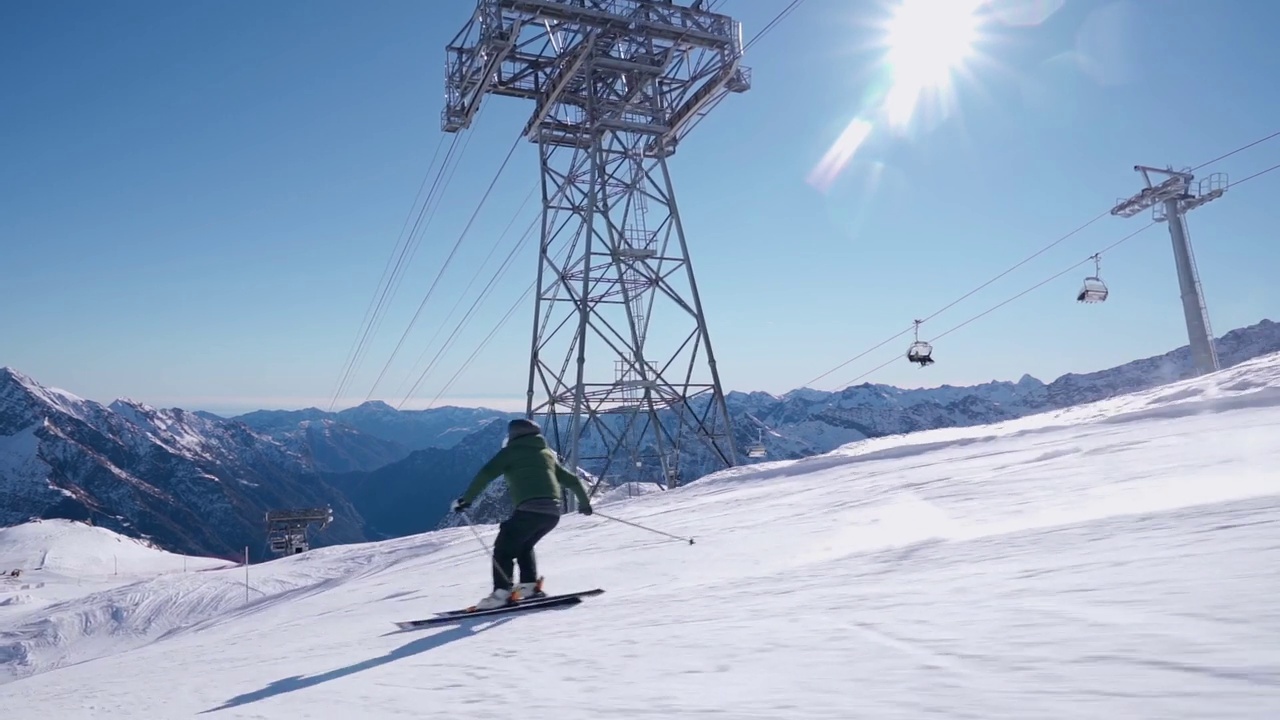 专业滑雪教练在意大利阿尔卑斯山进行速度滑雪(蒙特罗莎)视频下载
