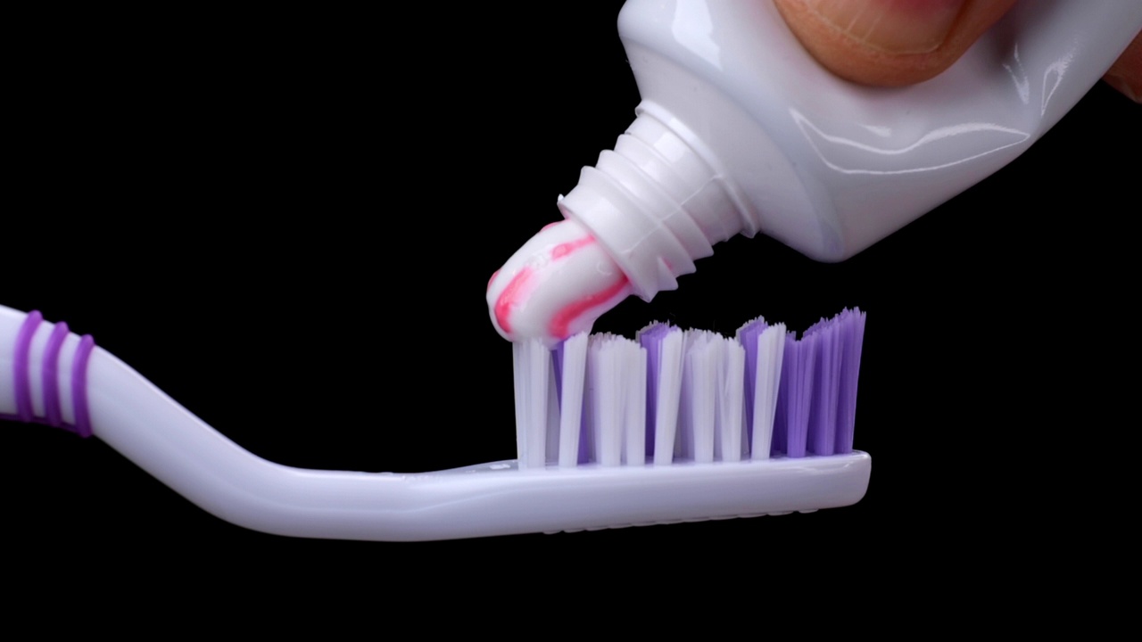 牙刷上有牙膏的特写视频下载
