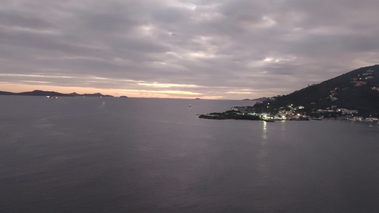 托尔托拉岛的日落，英属维尔京群岛和多云的天空，从托尔托拉邮轮港口的景色视频下载