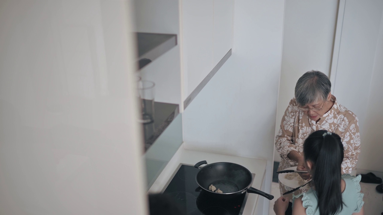 亚裔华人老太太周末在厨房教孙女煮饺子视频下载