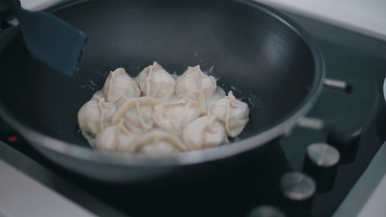 近距离的中国奶奶准备煮蒸汽中国饺子在煮锅在itchen视频下载