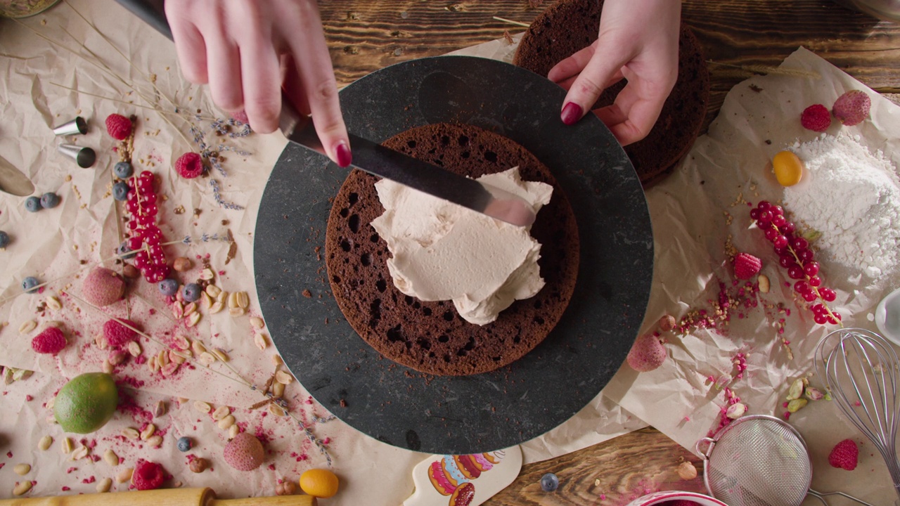 制作蛋糕的过程。糕点师装饰蛋糕视频下载