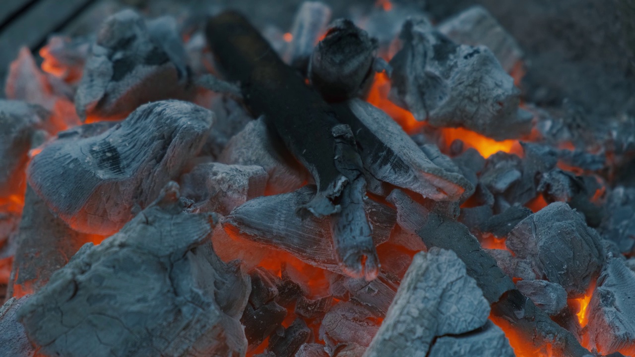在烧烤架上燃烧红色的有机木炭纹理视频素材