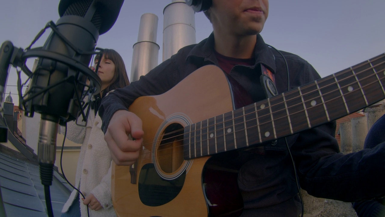 音乐家脸上的表情。他弹吉他。视频下载