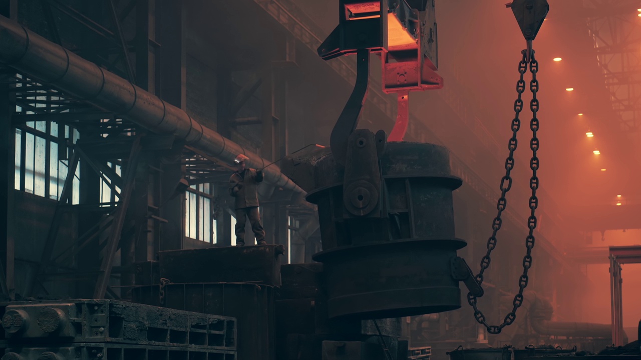 冶金工厂内部。铸铁大模具上的铸造工人。重工业。钢铁工厂视频素材