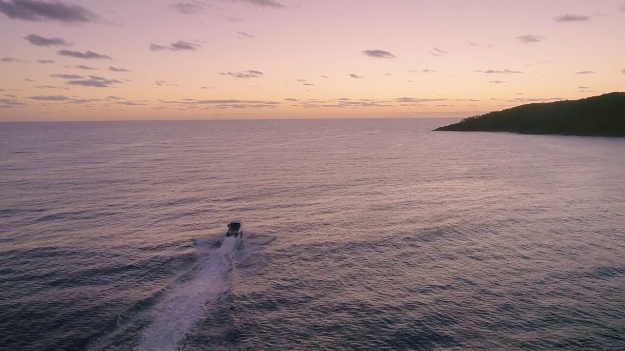 一个美丽的空中/无人机拍摄的热带海滩天堂在日出或日落，在4K视频素材