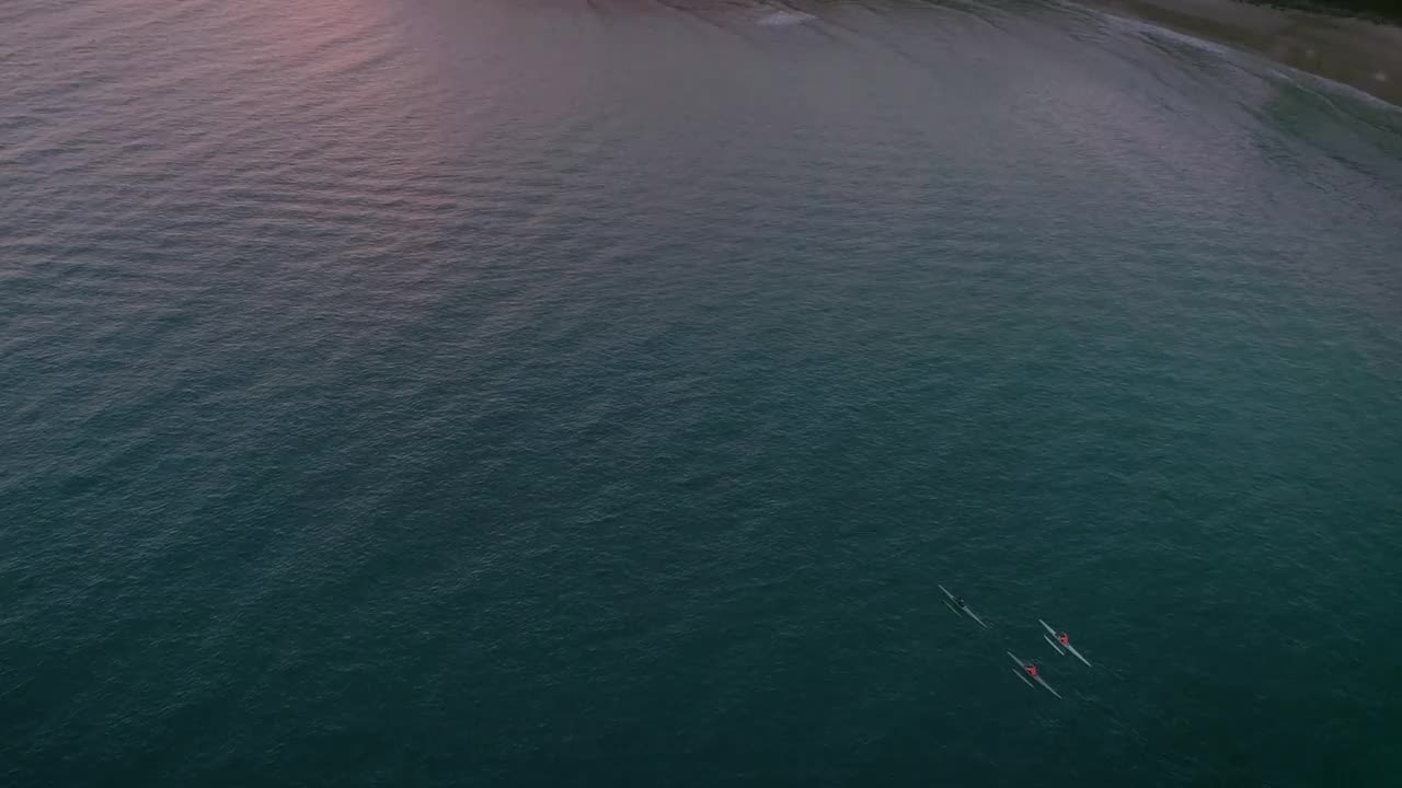 一个美丽的空中/无人机拍摄的热带海滩天堂在日出或日落，在4K视频素材