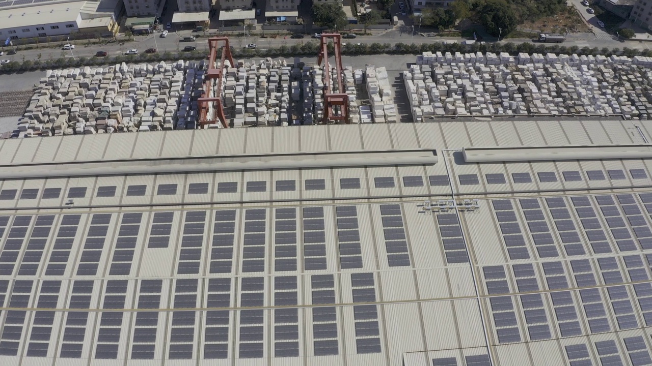 屋顶太阳能电池板的俯视图视频下载