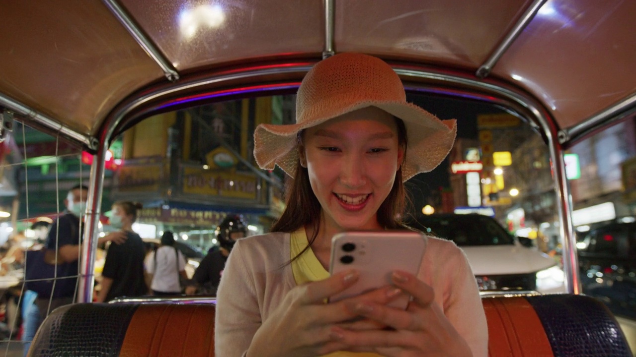 在泰国乘坐嘟嘟车旅行视频下载