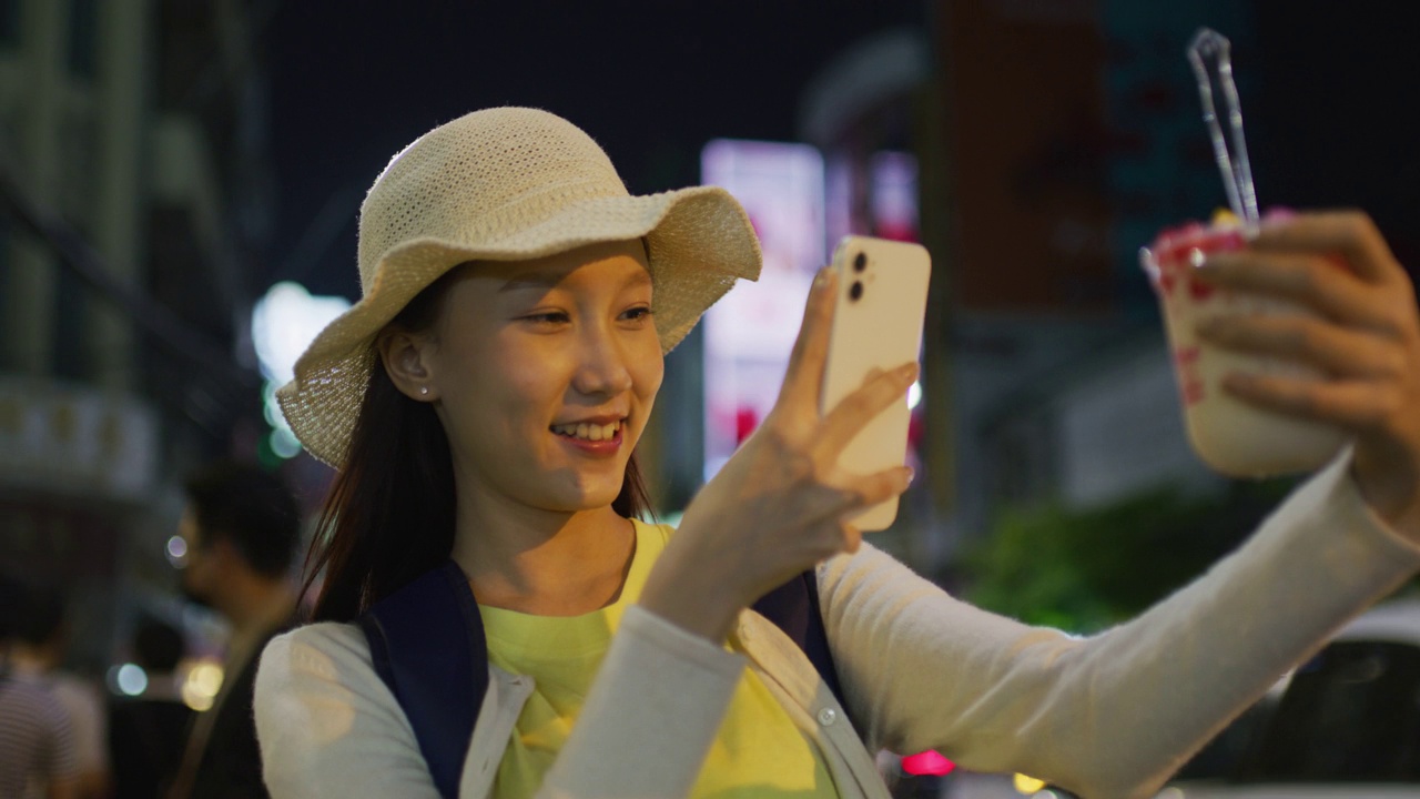年轻游客与泰国街头小吃自拍视频下载