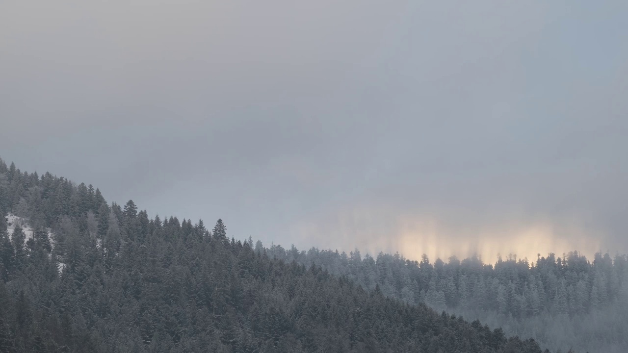 史诗般的冬季景观，在法国孚日山脉的戏剧性的橙色天空延时4K视频素材