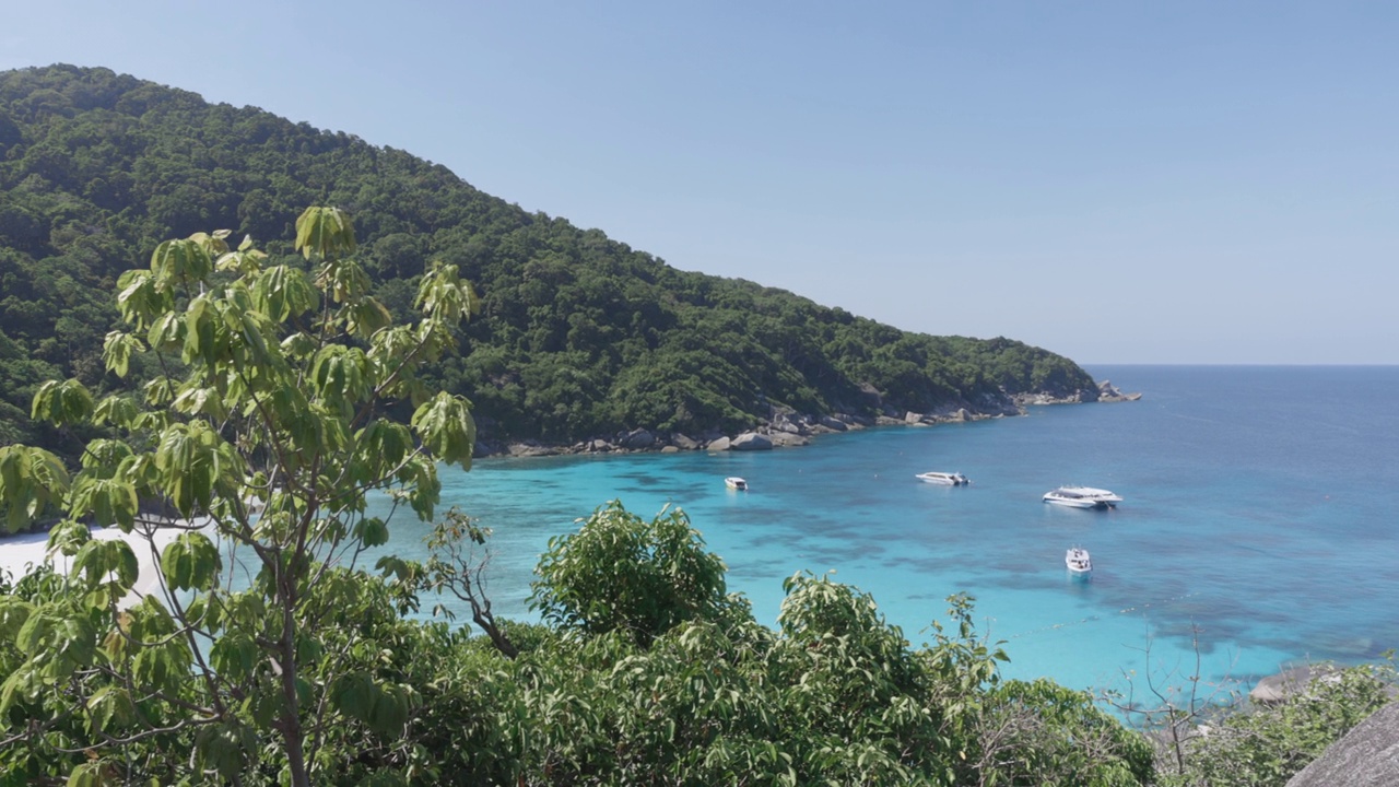 美丽的海洋景观，热带海岸和高速船在泰国攀牙斯米兰岛视频下载