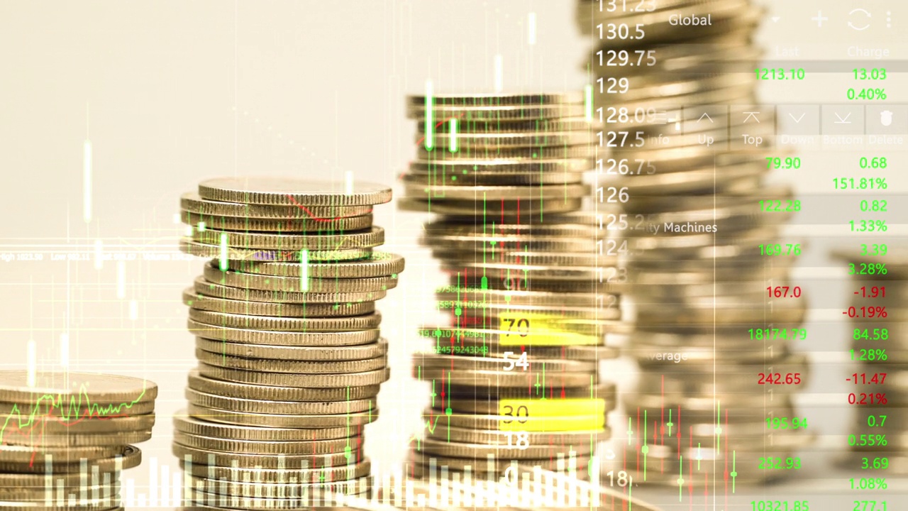 货币堆栈随着业务数据全息图的增加而增加。业务增长的概念。视频素材