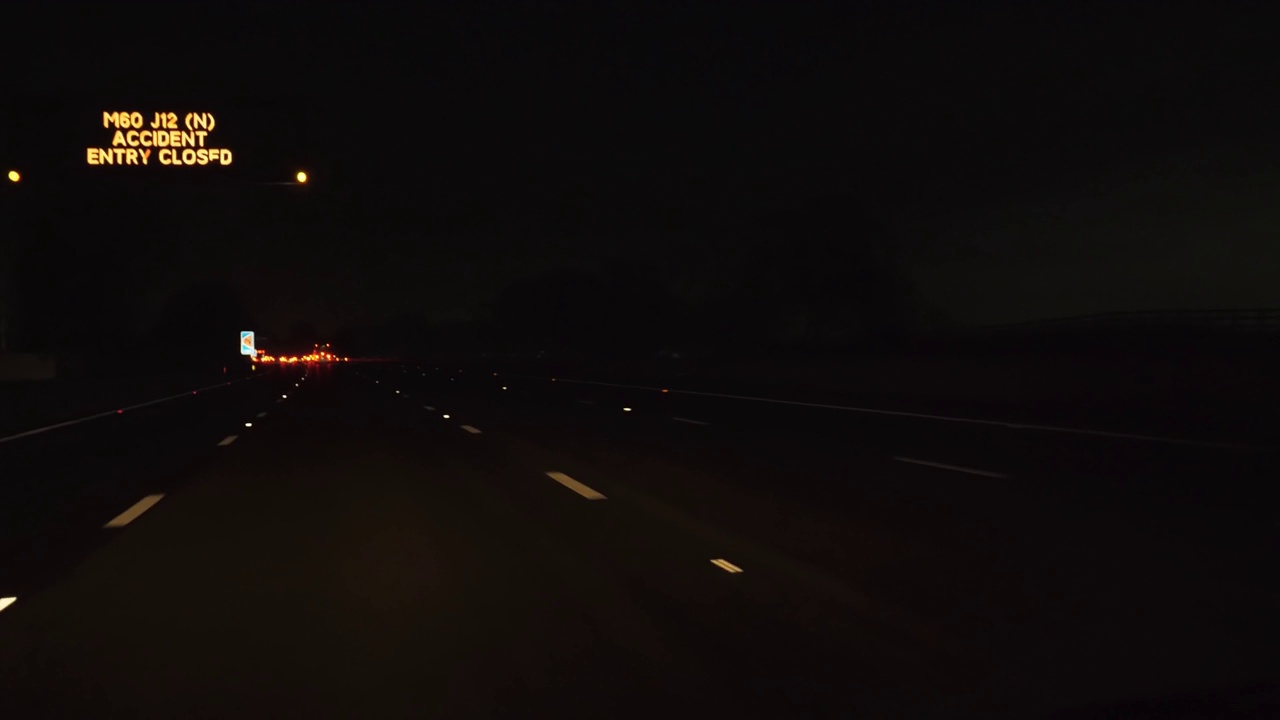 晚上在智能高速公路上行驶。事故预警视频素材