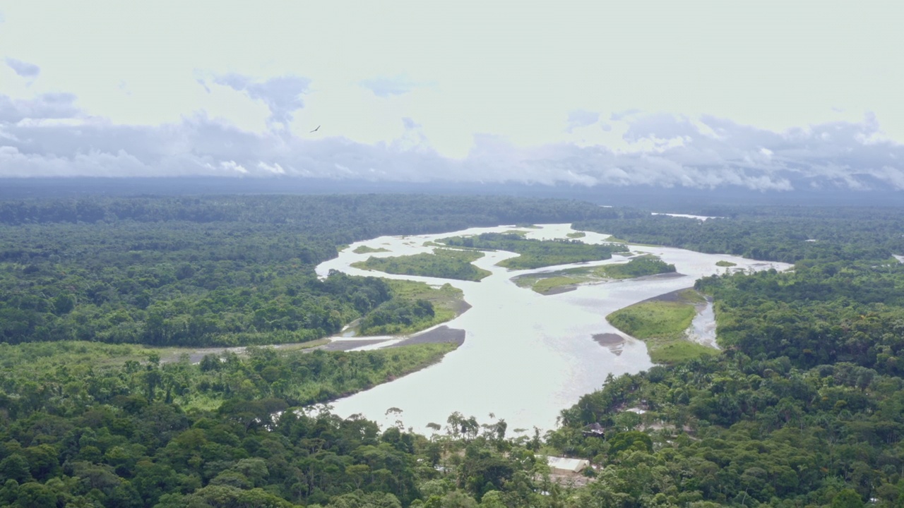 厄瓜多尔帕斯扎河的自然背景，这是一条大型的热带河流视频下载