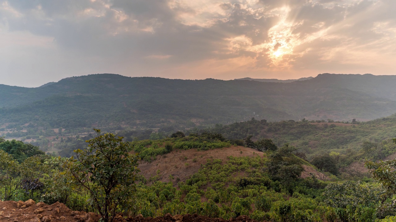 印度马哈拉施特拉邦西部的萨哈德里山脉上日落的美丽时光视频下载