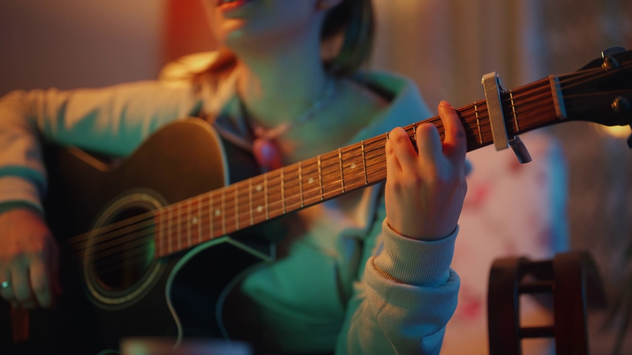 美丽的年轻女子在社交媒体上直播她的吉他演奏视频下载