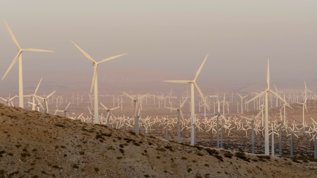 空中拍摄的美丽的风车在沙漠中对抗晴朗的天空-棕榈泉，加利福尼亚视频素材
