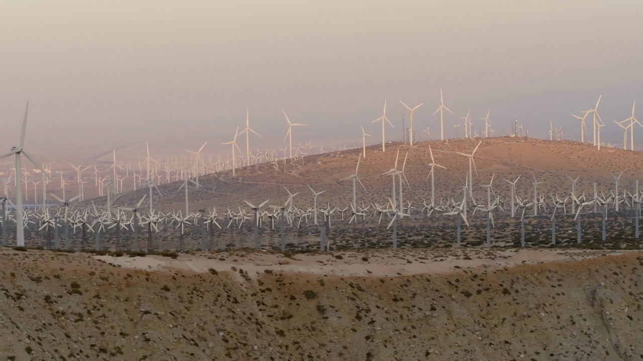 空中拍摄的沙漠丘陵上旋转的风车-棕榈泉，加利福尼亚视频素材