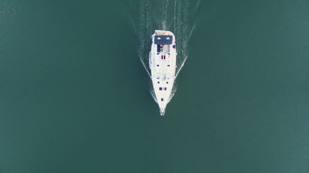 空中顶向后拍摄的白色游艇在波纹河移动-马里纳德雷，加利福尼亚视频下载
