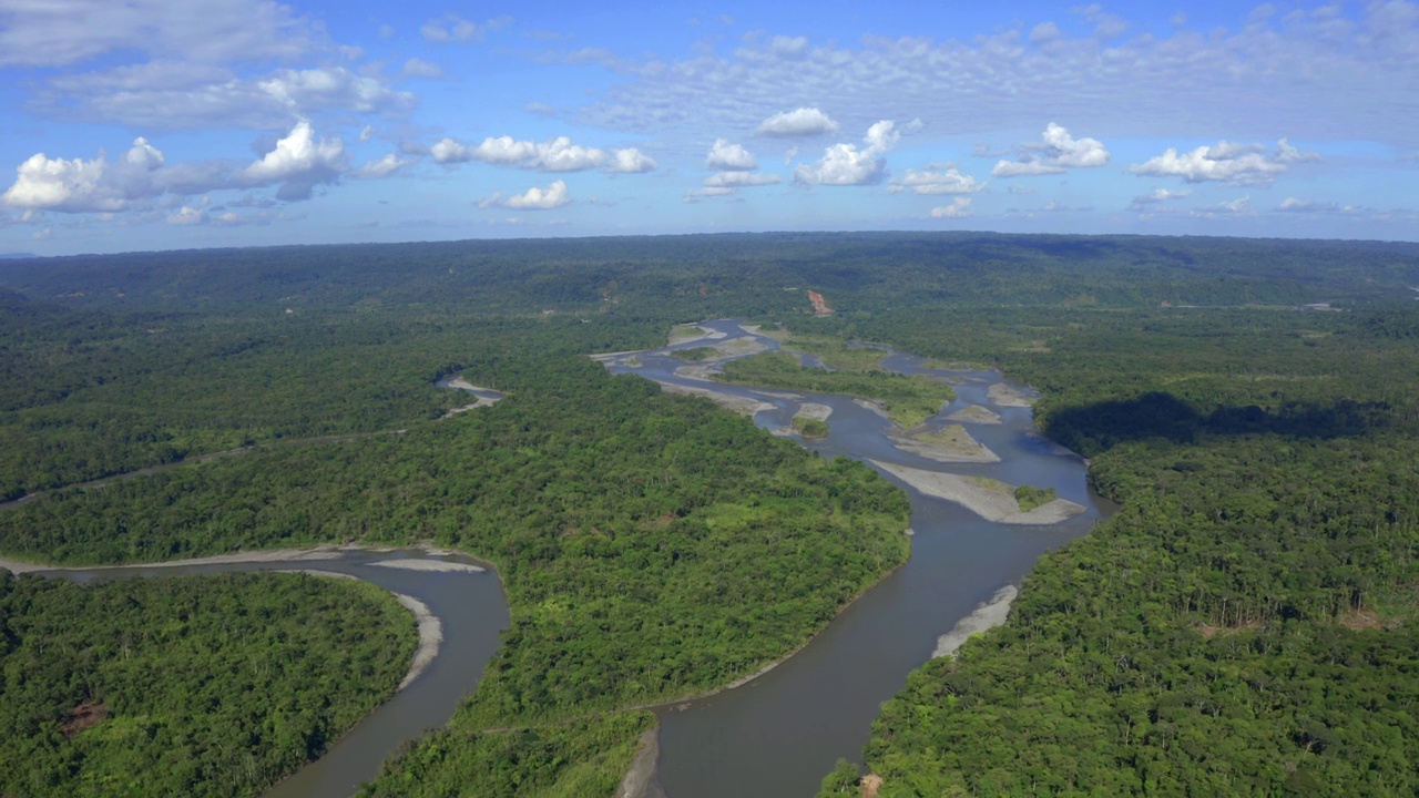 鸟瞰厄瓜多尔亚马逊河最大的河流——帕斯塔扎河视频素材