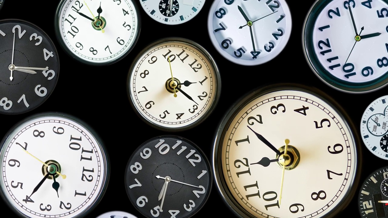 许多时间推移时钟面出现在缩小所有显示不同的时间。各种时钟在时间上的间隔，繁忙的时间流概念。4 k。视频素材