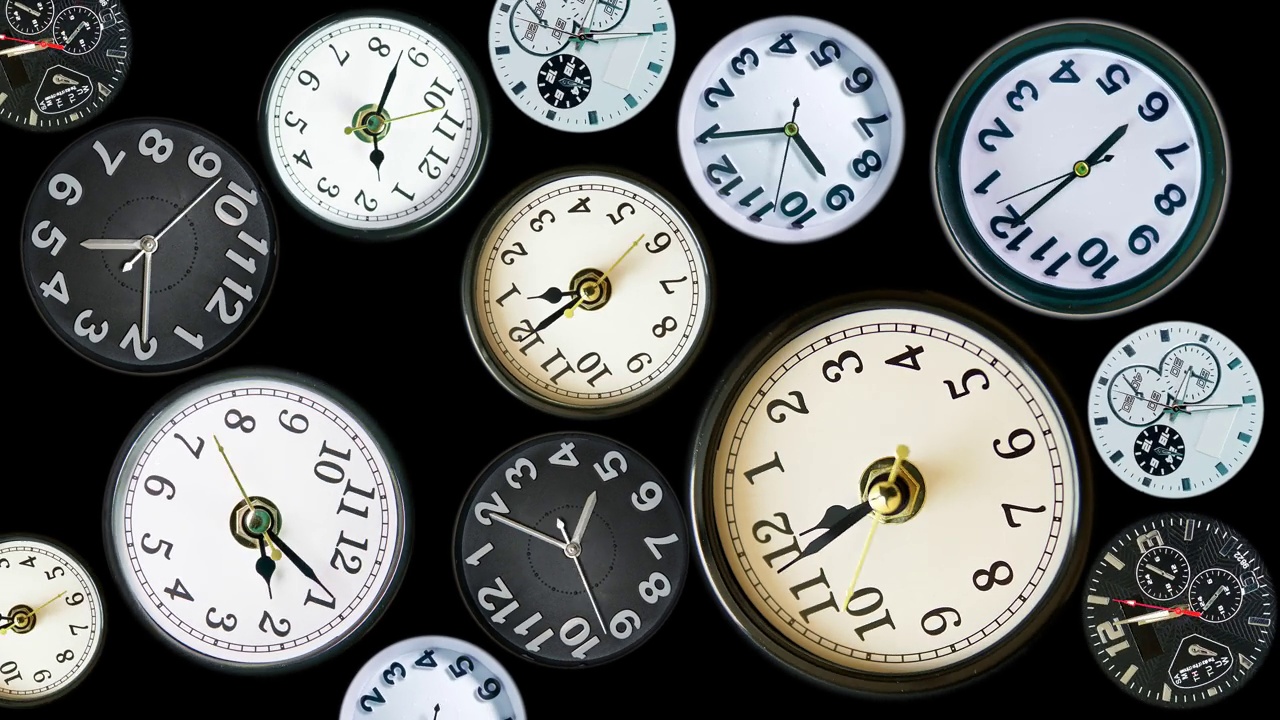 各种时钟在一帧时间推移。时间概念镜头由真实的，不同的时钟面。在黑色背景上显示不同的时间。4 k。视频素材
