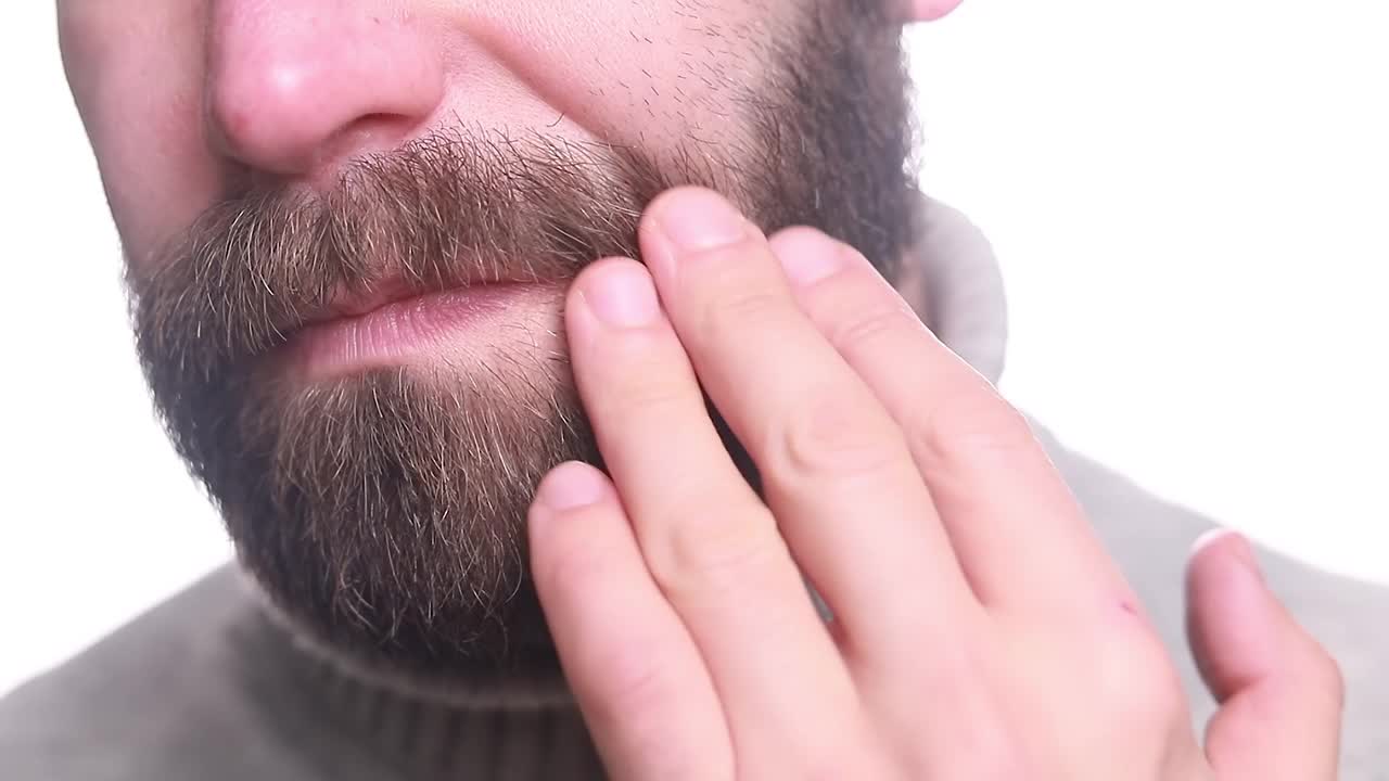 男人抚摸着他的胡子。视频素材