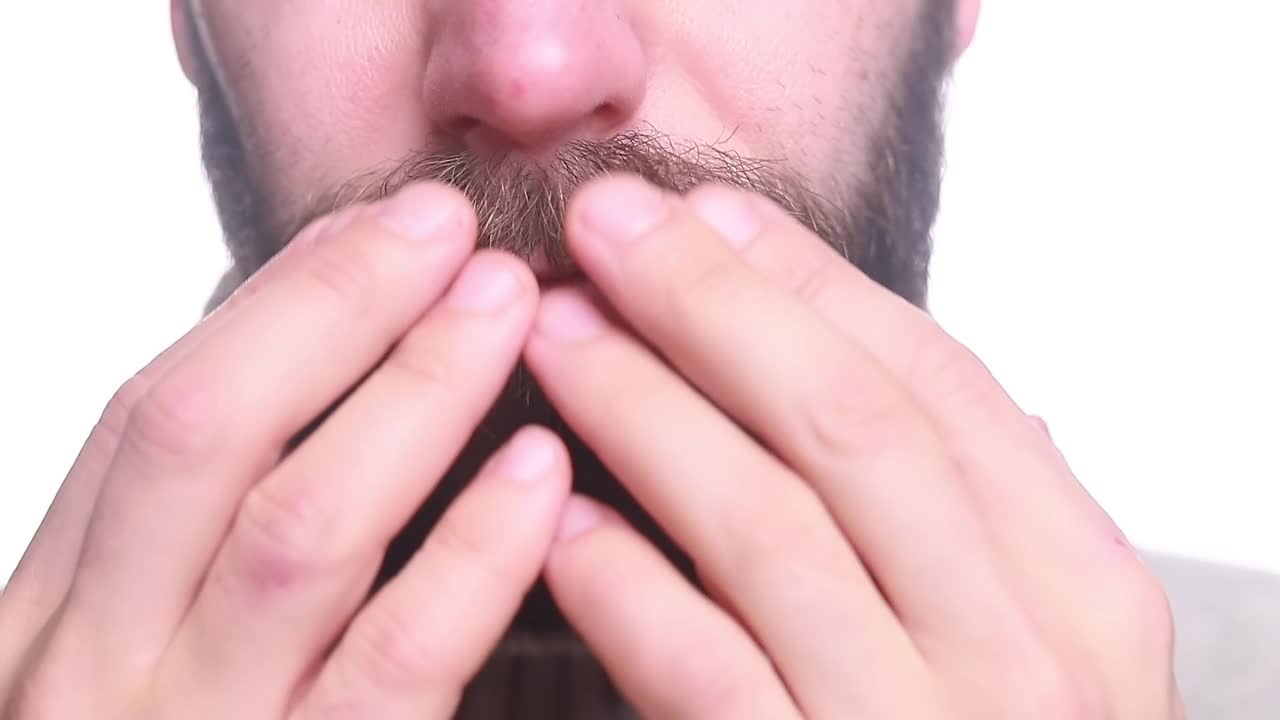 男人抚摸着他的胡子。视频素材