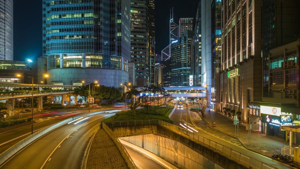 中国香港金融区的现代办公大楼和夜间交通的时间推移视图视频素材