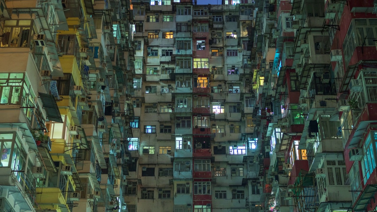 放大位于中国香港鲗鱼涌的高层住宅大厦的时间推移图，香港是世界上人口最密集的城市之一视频素材